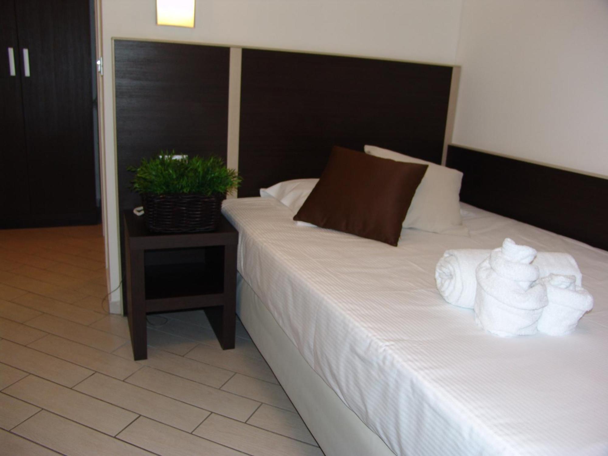 Hotel Paradise Airport Forlì Cameră foto